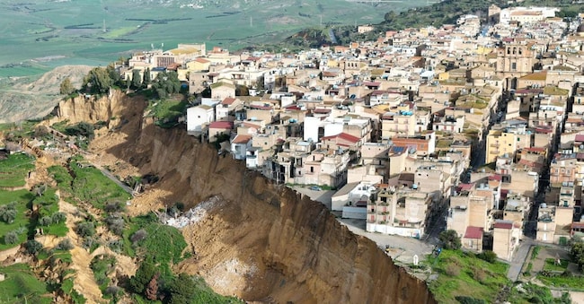 A Niscemi (Caltanissetta), il fronte della frana si allarga, 26 gennaio 2026. Interi quartieri, Sante Croci, Trappeto e via Popolo, sono stati evacuati. Sono circa trecento le famiglie - circa un migliaio di persone - trasferite in altre abitazioni e in un palazzetto dello sport.  ANSA/Rosario Cauchi