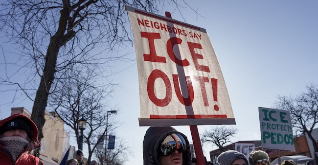 La protesta a Minneapolis contro gli agenti dell’Ice (Immigration and Customs Enforcement)