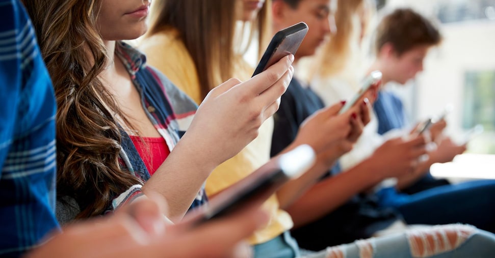 Francia, primo sì alla legge che vieta i social agli under 15