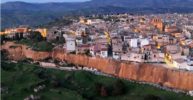 Le immagini aeree della frana che sta interessando il paese di Niscemi, in provincia di Caltanissetta.