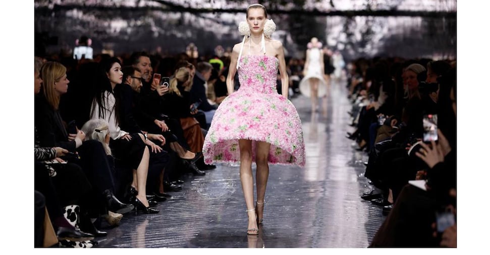 Dior, fiori, tessuti d’arte e forme organiche per il debutto couture di Jonathan Anderson