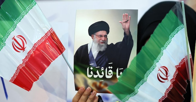  Un sostenitore di Hezbollah porta un ritratto della Guida Suprema iraniana Ayatollah Ali Khamene durante una manifestazione di solidarietà con la Repubblica Islamica dell'Iran nel sobborgo di Dahieh a Beirut, in Libano, il 26 gennaio 2026. Migliaia di sostenitori si sono riuniti per esprimere solidarietà alla Repubblica Islamica dell'Iran e condannare quelli che considerano "insulti e sabotaggi diretti alla Guida Suprema Ayatollah Ali Khamenei".  EPA/WAEL HAMZEH