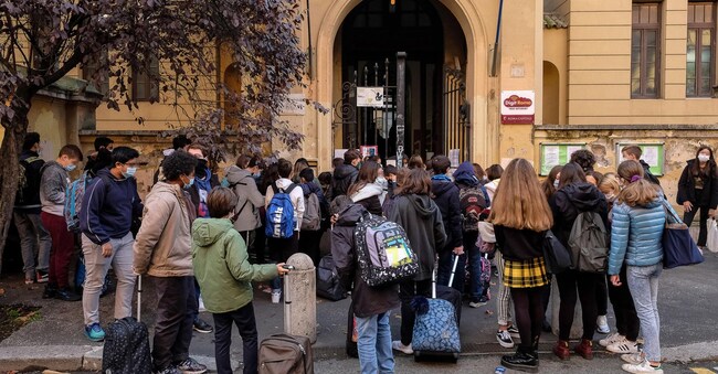 Ingresso degli studenti in una scuola durante il primo giorno del nuovo dpcm, Roma, 26 ottobre 2020. ANSA/ALESSANDRO DI MEO