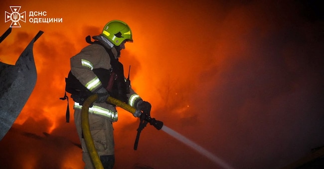 Un vigile del fuoco lavora in una zona residenziale danneggiata durante gli attacchi notturni dei droni russi, nel contesto dell'attacco della Russia all'Ucraina, a Odessa, Ucraina, il 28 gennaio 2026. Servizio stampa del Servizio di emergenza statale dell'Ucraina nella regione di Odessa/Handout via REUTERS ATTENZIONE REDATTORI - QUESTA IMMAGINE È STATA FORNITA DA UNA TERZA PARTE. NON COPRIRE IL LOGO.