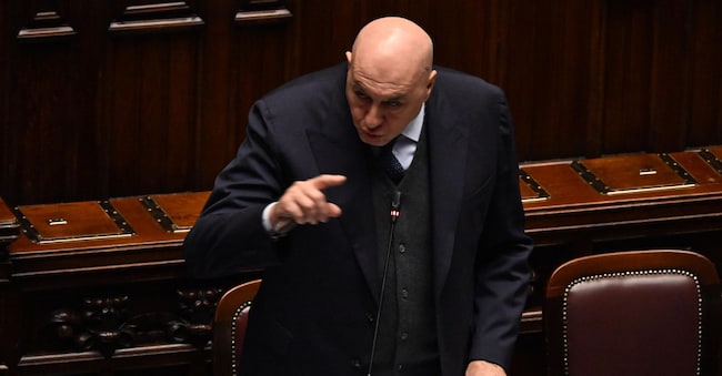 Il ministro della difesa, Guido Crosetto, in aula alla Camera