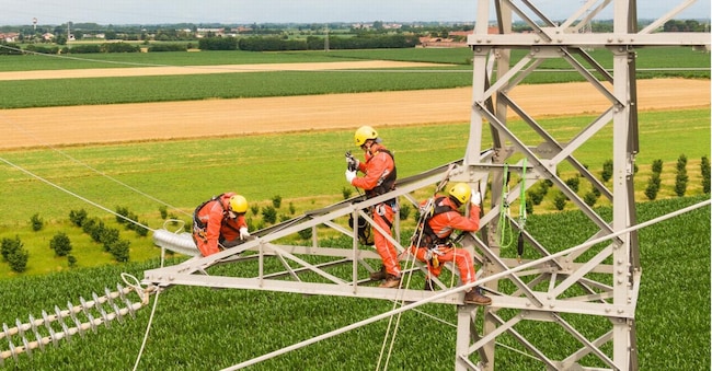 Operai Terna alle prese con la manutenzione di un elettrodotto