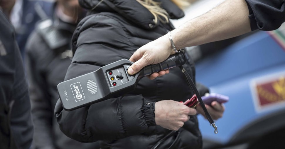 metal detector mobili nelle scuole ecco come funzioneranno i controlli
