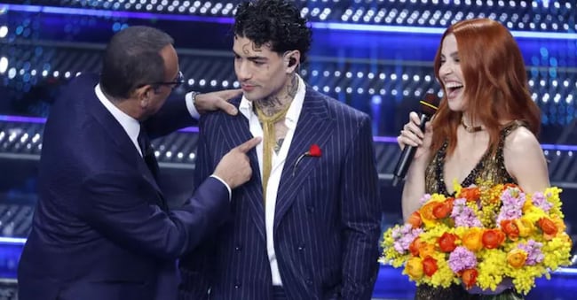 Tony Effe l’anno scorso arrivò al Festival  da artista più ascoltato del 2024. Chiuse 25esimo con il singolo che, a fine anno, si piazzerà 92esimo in classifica Fimi Niq