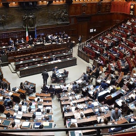Panoramica dell'aula di Montecitorio,durante il seguito della discussione del disegno di legge per l'adempimento degli obblighi derivanti dall'appartenenza dell'Italia all'Unione Europea- Legge europea 2014 (C. 2977-A), Roma, 9 giugno 2015. ANSA/MAURIZIO BRAMBATTI