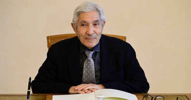 Lo scrittore franco-algerino Boualem Sansal alza lo sguardo dopo aver firmato il libro degli ospiti ufficiale prima di un incontro con il presidente tedesco Frank-Walter Steinmeier, al palazzo presidenziale di Berlino, giovedì 8 gennaio 2026. (John Macdougall/Pool Photo via AP)