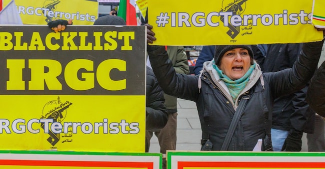 I sostenitori del Consiglio Nazionale della Resistenza Iraniana si riuniscono a Bruxelles per sollecitare l'UE a inserire il Corpo delle Guardie Rivoluzionarie Islamiche (RGC) nella lista delle organizzazioni terroristiche durante una riunione dei ministri degli Affari Esteri europei a Bruxelles, Belgio, il 29 gennaio 2026. EPA/OLIVIER MATTHYS