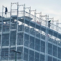 Impalcature montate sulle facciate di palazzi in ristrutturazione, Torino, 21 ottobre 2021. ANSA/JESSICA PASQUALON ANSA