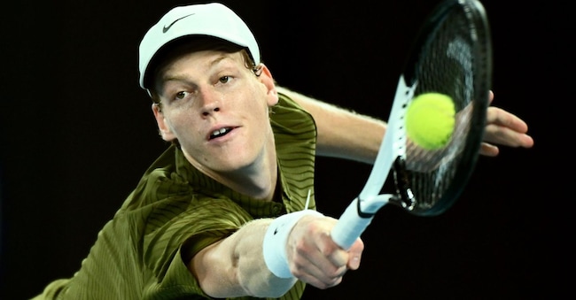 Jannik Sinner (Italia) in azione durante il match dei quarti di finale maschili contro Ben Shelton (USA) nell'undicesimo giorno dell'Australian Open 2026, torneo di tennis disputato a Melbourne, Australia, il 28 gennaio 2026.  EPA/JOEL CARRETT AUSTRALIA E NUOVA ZELANDA ESCLUSE
