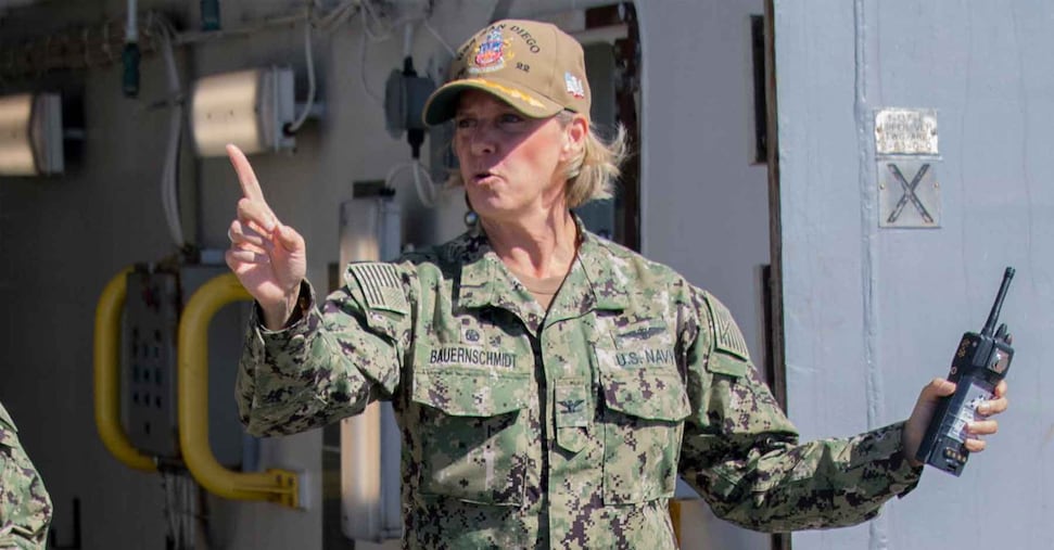 Amy Bauernschmidt, prima donna comandante di una portaerei nucleare Usa Amy Bauernschmidt, prima donna comandante di una portaerei nucleare Usa