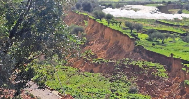 Una immagine scatata nella 'zona rossa' di Niscemi (Caltanissetta), dal punto di vista offerto dal belvedere. Della piattaforma da cui si lanciava l'aviatore Angelo D'Arrigo e che richiamava appassionati del deltaplano da ogni parte del mondo non c'è più traccia. Sprofondati anche la casa di una famiglia e il casolare utilizzato da un pastore, ridotti a un cumulo di detriti. Solo un pezzo della strada piastrellata della passeggiata da cui si poteva ammirare il paesaggio è rimasto intatto, il resto è collassato. Niscemi, 28 gennaio 2026. (ANSA / Alfonso Pecoraro)
