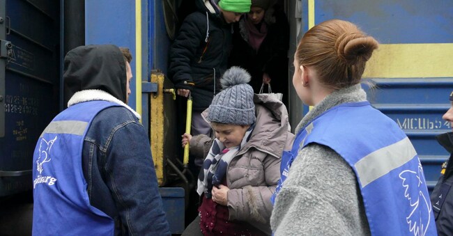 Volontari aiutano persone evacuate dalla zona vicina alla linea del fronte a Zaporizhzhia e Dnipropetrovsk