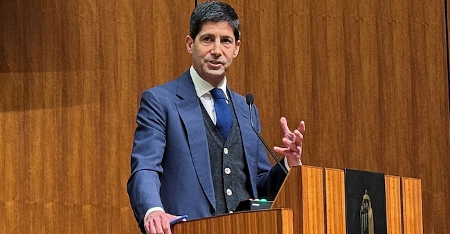 L'ex governatore della Federal Reserve statunitense Kevin Warsh interviene durante una conferenza sulla politica monetaria presso la Hoover Institution della Stanford University a Palo Alto, California, Stati Uniti, il 9 maggio 2025. REUTERS/Ann Saphir/File Photo
