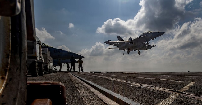 Un EA-18G Growler in atterraggio sul ponte di volo della portaerei classe Nimitz USS Abraham Lincoln nell’Oceano Indiano il 23 gennaio 2026. (Mass Communication Specialist Seaman Daniel Kimmelman/U.S. Navy via AP) Associate Press/ LaPresse Only Italy and Spain
