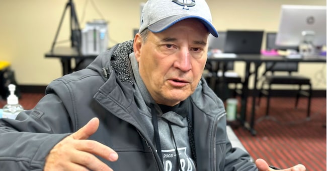 Faron Houle, cittadino della tribù Turtle Mountain Band of Chippewa, parla della richiesta di una carta d'identità tribale durante un evento pop-up a Minneapolis venerdì 23 gennaio 2026. (Stewart Huntington/ICT via AP) Associated Press/ LaPresse Solo Italia e Spagna