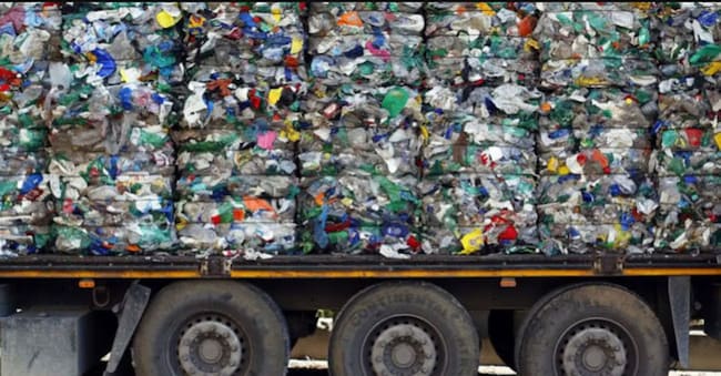 Riciclo. Un camion di bottiglie di plastica