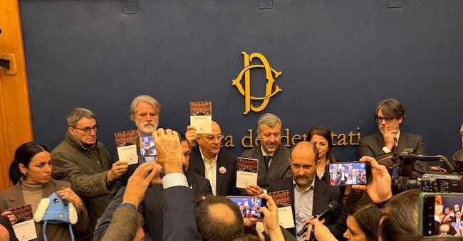 La sala stampa della Camera occupata da un gruppo di deputati di Pd, M5s e Avs poco prima della conferenza stampa sulla remigrazione con il portaboce di Casapound Luca Marsella, Ivan Sogari di Veneto Fronte Skinheads, Jacopo Massetti, ex di Forza Nuova, e Salvatore Ferrara della Rete dei Patrioti, Roma, 30 gennaio 2026 ANSA