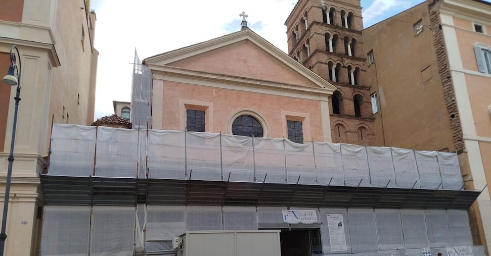 In Basilica San Lorenzo in Lucina angelo con volto Meloni. L’opposizione attacca. Stupore in Vicariato