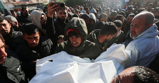 I partecipanti al funerale trasportano una salma durante i funerali dei palestinesi che, secondo i medici, sono stati uccisi  da un attacco israeliano, all'ospedale Nasser di Khan Younis, nella Striscia di Gaza meridionale, il 31 gennaio 2026. REUTERS/Ramadan Abed