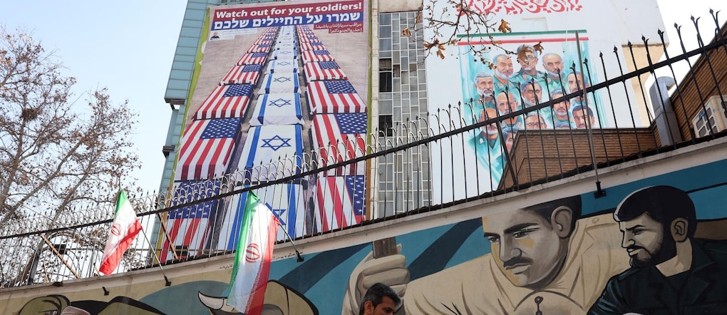  Un uomo iraniano cammina vicino a uno striscione contro gli Stati Uniti e Israele appeso nella piazza Palestina a Teheran, Iran, il 24 gennaio 2026. Il presidente degli Stati Uniti Donald Trump ha rinnovato le minacce di un'azione militare contro l'Iran a seguito delle proteste antigovernative. L'Iran sta vivendo un blackout internet a livello nazionale iniziato l'8 gennaio 2026, in un contesto di intensificazione delle proteste antigovernative.  EPA/ABEDIN TAHERKENAREH