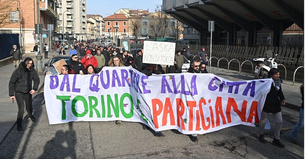 Torino, al via i due cortei per il centro sociale Askatasuna