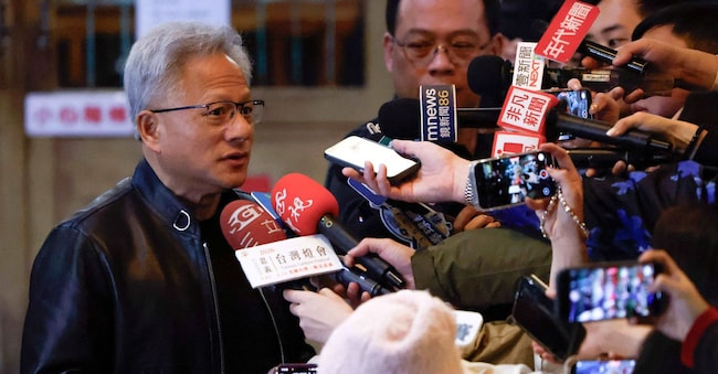 Il CEO di Nvidia Jensen Huang parla con i giornalisti prima di una cena che organizza con i CEO delle aziende tecnologiche di Taiwan a Taipei, Taiwan, il 31 gennaio 2026. REUTERS/Ann Wang