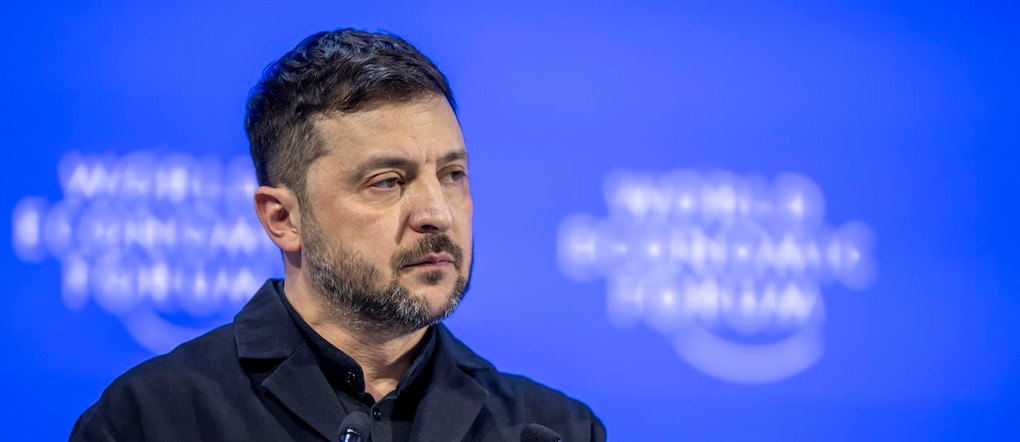 Il presidente ucraino Volodymyr Zelensky interviene durante una tavola rotonda nel corso della 56a riunione annuale del World Economic Forum (WEF), a Davos, Svizzera, il 22 gennaio 2026. Il vertice del 2026, che si svolge dal 19 al 23 gennaio e ha come tema "Lo spirito del dialogo", riunisce leader politici mondiali, dirigenti aziendali e scienziati per affrontare le sfide internazionali. EPA/GIAN EHRENZELLER
