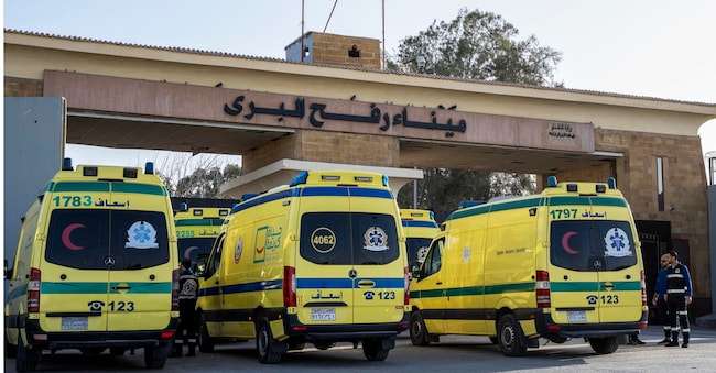 Ambulanze in attesa sul lato egiziano del valico di frontiera di Rafah, tra l'Egitto e la Striscia di Gaza, a Rafah, Governatorato del Sinai settentrionale, Egitto, 1° febbraio 2026. Il valico è stato aperto in via sperimentale la mattina del 1° febbraio per facilitare l'ingresso di forniture essenziali e ambulanze. La riapertura ufficiale è prevista per il 2 febbraio e segna una tappa fondamentale nella fornitura di aiuti internazionali dopo la cessazione delle principali ostilità. EPA/STRINGER
