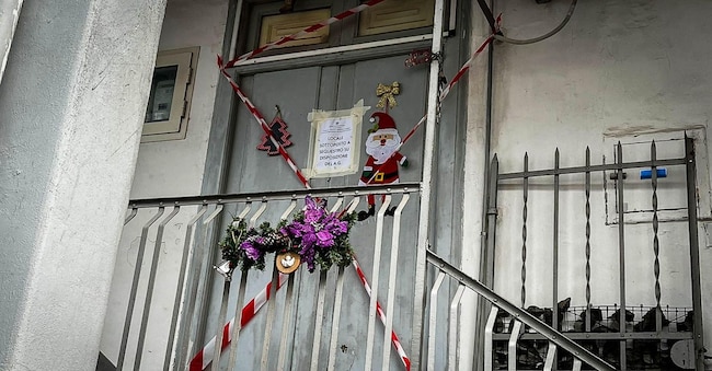 Una bimba di 4 anni e' morta da una scala interna di un'abitazione morendo sul colpo. Secondo le prime ricostruzioni dei carabinieri sarebbe successo a Tufino, in provincia di Napoli, 14 Dicembre 2024. ANSA / CESARE ABBATE