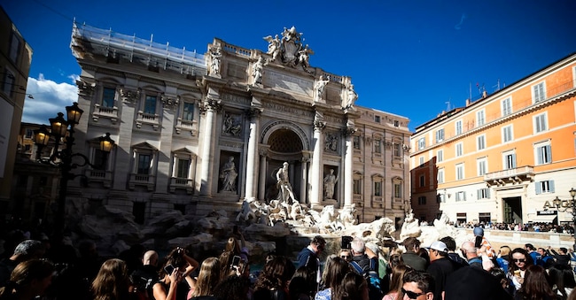 Turisti a Fontana di Trevi,, Roma, 31 marzo 2025. 