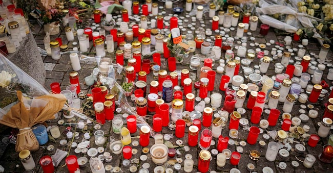 Candele accese mentre circa un migliaio di persone si riuniscono per rendere omaggio alle vittime della tragedia di Crans-Montana e per chiedere giustizia e verità, Lutry, Svizzera, 31 gennaio 2026. 40 persone, per lo più adolescenti, hanno perso la vita e 116 sono rimaste gravemente ferite nell'incendio divampato nel bar Le Constellation durante la notte di Capodanno.