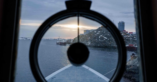 Una nave da carico vista dal ponte di una nave militare durante una giornata porte aperte a Nuuk, in Groenlandia, sabato 24 gennaio 2026. (AP Photo/Evgeniy Maloletka)