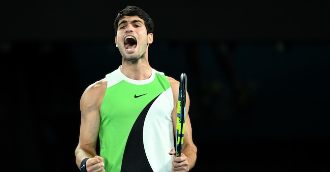 epa12697159 Carlos Alcaraz, spagnolo, festeggia un punto durante la finale del torneo di tennis Australian Open a Melbourne, Australia, il 1° febbraio 2026, contro Novak Djokovic, serbo.  EPA/JAMES ROSS AUSTRALIA E NUOVA ZELANDA ESCLUSE