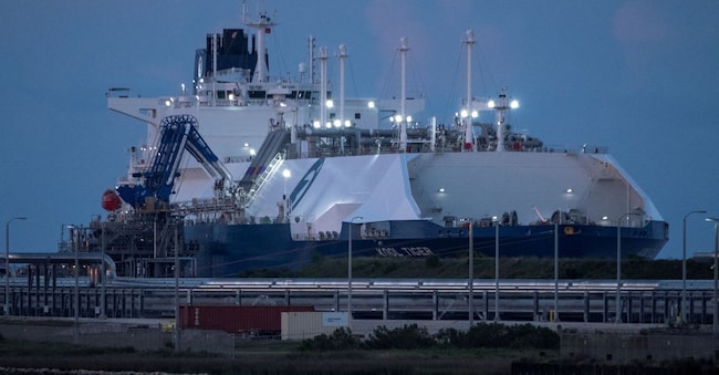 La nave cisterna KOOL TIGER LNG è attraccata presso l'impianto Freeport LNG a Quintana, in Texas (Stati Uniti), il 23 giugno 2025. REUTERS/Joel Angel Juarez/Foto d'archivio
