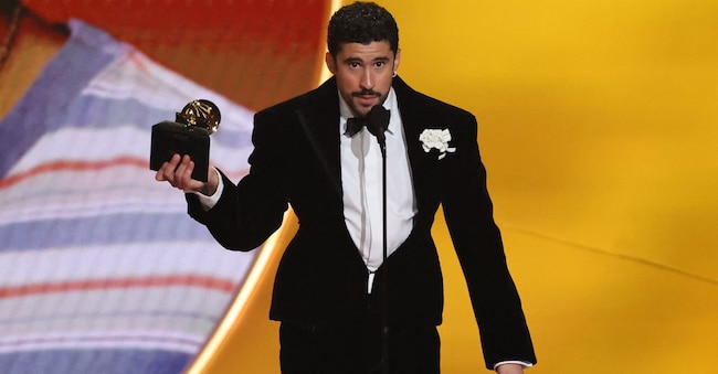 Bad Bunny riceve il premio come Album dell'anno per «Debi Tirar Mas Fotos» durante la 68esima edizione dei Grammy Awards a Los Angeles