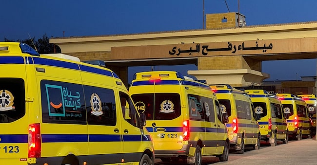 Le ambulanze egiziane si mettono in fila per raggiungere la Striscia di Gaza attraverso il confine di Rafah dal lato egiziano, dopo che lunedì Israele ha riaperto il confine tra Gaza ed Egitto per i pedoni, a Rafah, Egitto, 2 febbraio 2026. REUTERS/Stringer