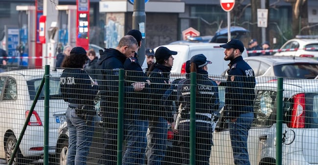 Polizia di Stato e divisione scientifica in via Cassinis, per i rilievi dopo la sparatoria tra un uomo cinese di trent'anni e degli agenti di polizia, Milano, 1 Febbraio 2026