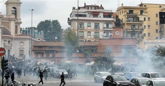Un frame degli scontri nei pressi dello stadio Olimpico prima del derby tra Roma e Lazio, 13 aprile 2025. ANSA