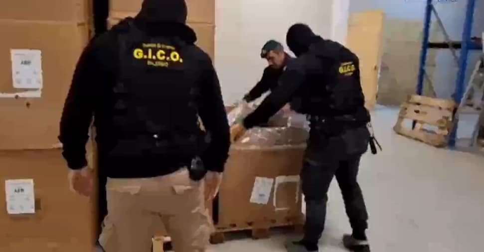 Sequestrato uno stabilimento clandestino per le sigarette, garantiva un profitto da 120 milioni all’anno