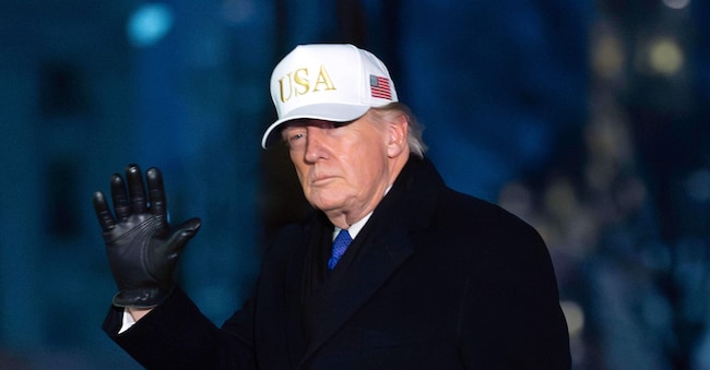 Il presidente Donald Trump saluta i media mentre cammina sul prato sud della Casa Bianca, domenica 1 febbraio 2026, a Washington. (AP Photo/Jose Luis Magana)