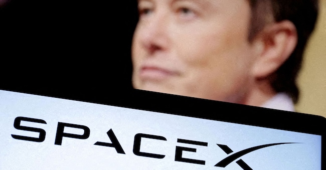 Il logo di SpaceX e, sullo sfondo, Elon Musk