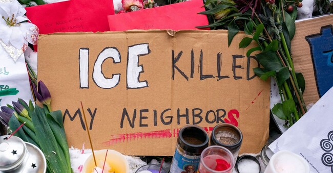 Candele e fiori sono stati deposti sul luogo commemorativo dedicato ad Alex Pretti dopo la sparatoria mortale che ha coinvolto Pretti e Renee Nicole Good da parte degli agenti federali dell’immigrazione statunitensi, a Minneapolis, Minnesota, Stati Uniti. REUTERS/Seth Herald