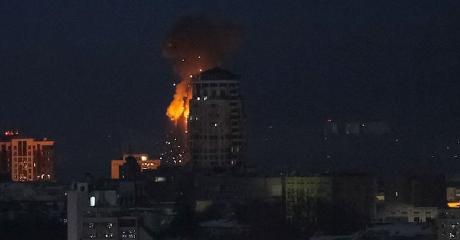 Un drone colpisce un condominio durante un attacco missilistico e con droni russi a Kiev, Ucraina, il 3 febbraio 2026. REUTERS/Gleb Garanich