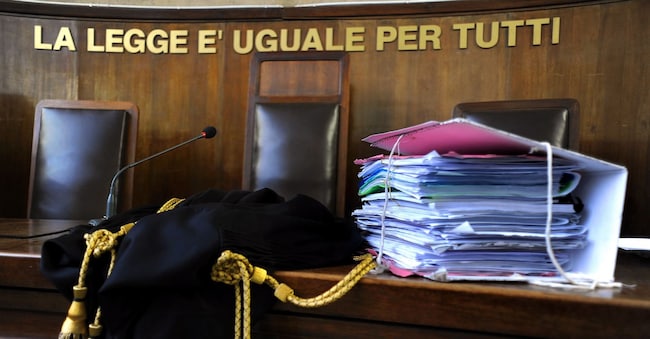 AULA DI TRIBUNALE, SCIOPERO DEI MAGISTRATI, TOGA SUL TAVOLO DELLA CORTE (Maurizio Maule, FOTOGRAMMA)
