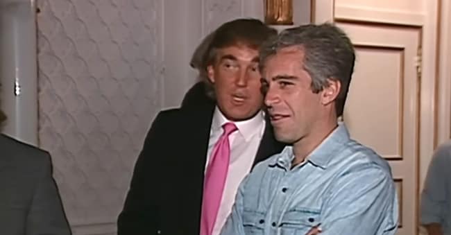 Foto IPP da video. Nella foto un frame tratto da un video del 1992 con Donald Trump mentre  parla con il suo amicoJeffrey Epstein