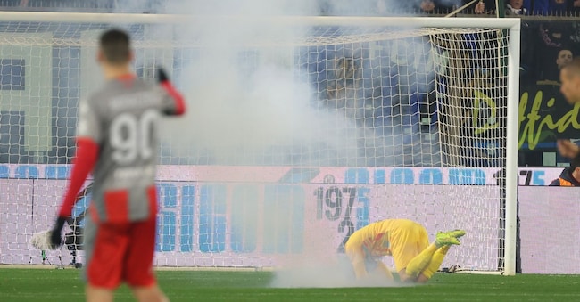 Il portiere della Cemonese Emil Audero subito dopo lo scoppio del petardo durante l’incontro casalingo con l’Inter. (Photo by Alberto Mariani/Lapresse)